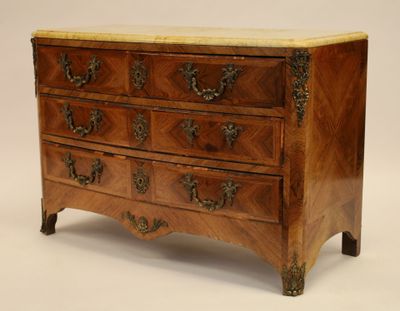 Commode à façade légèrement cintrée, ouvrant par trois tiroi…