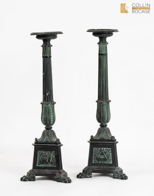 paire de bougeoirs anciens en bronze, avec une finition patinée verte