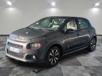 la petite voiture est garée sur un sol en damier dans le garage