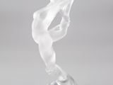 une figurine en verre représentant un homme tenant une batte de baseball