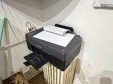 une imprimante posée sur un radiateur dans un coin de la pièce
