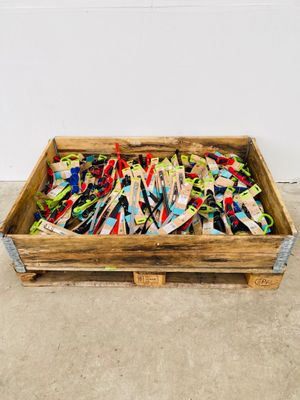 une caisse en bois remplie de brosses à dents et de dentifrice