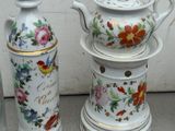 trois vases et une théière posés les uns à côté des autres