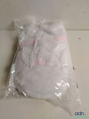 un sac en coton blanc posé sur un plan de travail