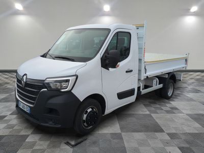 la camionnette blanche est garée dans une grande pièce au sol en damier