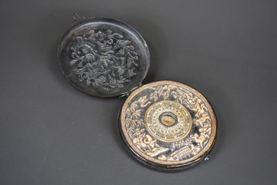 Boussole en métal repoussé et os.