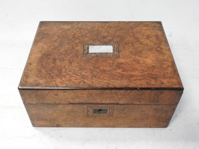 une vieille boîte en bois surmontée d'un miroir