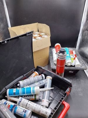 de nombreux tubes de peinture dans une boîte posée sur une table