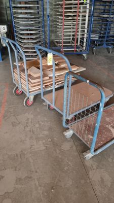 de nombreux plateaux de nourriture sur le chariot dans l'entrepôt
