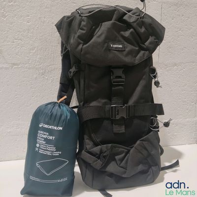un sac à dos noir et un sac bleu posés sur une table