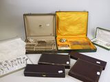 tout un assortiment d'argenterie dans un coffret