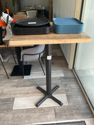 une image représentant une table sur laquelle est posée une valise