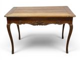 une table en bois avec un plateau et des pieds en bois
