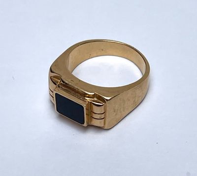 l'image d'une bague en or contenant une pierre bleue