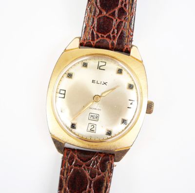 une image d'un gros plan d'une montre-bracelet sur une surface blanche