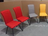 plusieurs chaises sont alignées dans une pièce