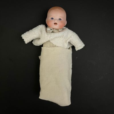 une poupée emmitouflée dans une couverture
