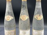trois bouteilles d'eau posées les unes à côté des autres sur une table