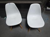 paire de chaises blanches de style « mid-century » avec des pieds en bois