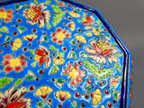 une assiette bleue ornée d'un motif floral