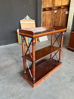une table en bois avec une étagère dans une pièce