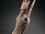 une image représentant une sculpture représentant une tête de cerf avec des bois