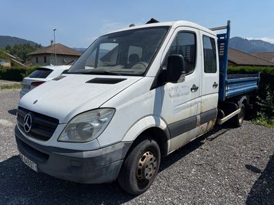 un camion blanc garé dans un parking