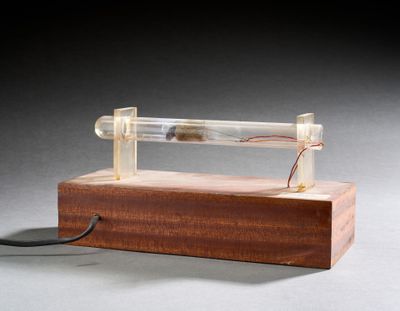 une lampe fixée à un bloc de bois