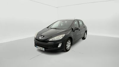 La petite voiture noire est garée dans une pièce blanche.