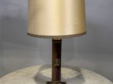une photo d'une lampe posée sur une table en marbre, avec un abat-jour beige