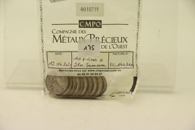 un sac de minerais métalliques posé sur une table