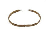 gros plan d'un bracelet en or sur fond blanc