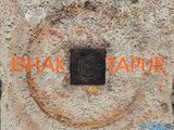 une pancarte accrochée au mur sur laquelle on peut lire « Bhak Tapur »