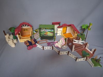 un grand nombre de jouets posés sur une table