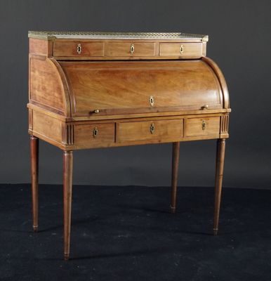 un vieux bureau en bois avec des tiroirs et des tiroirs dessus