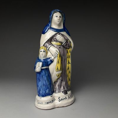 l'image d'une statue représentant une femme tenant un enfant dans ses bras