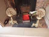 une cheminée équipée d'un foyer et d'un ventilateur