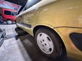 une voiture jaune garée dans un garage