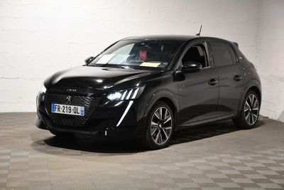 La petite voiture noire est garée dans un parking couvert.