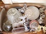 une boîte remplie d'objets en verre posée par terre
