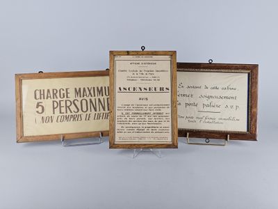 trois plaques encadrées, de types et de tailles variés, sur fond blanc