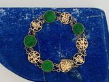 un gros plan d'un bracelet vert sur une surface bleue