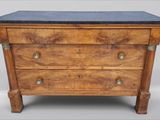 une petite commode en bois avec un plateau en marbre