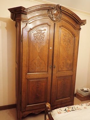 une armoire en bois dans un coin d'une chambre
