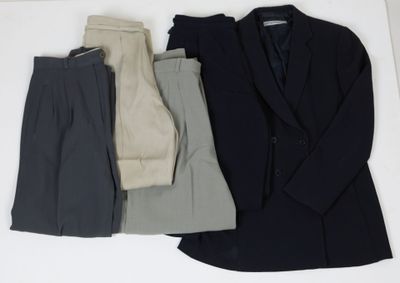 trois vêtements disposés sur une surface blanche