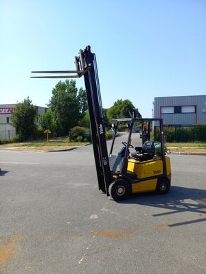 un chariot élévateur garé sur le parking