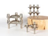 une table en bois sur laquelle sont disposées plusieurs bougies