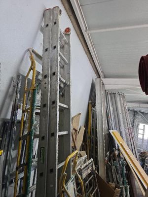une échelle appuyée contre un mur dans un garage