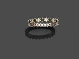 une bague en émeraude et diamant