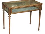 une petite table avec un plateau en verre sur fond blanc